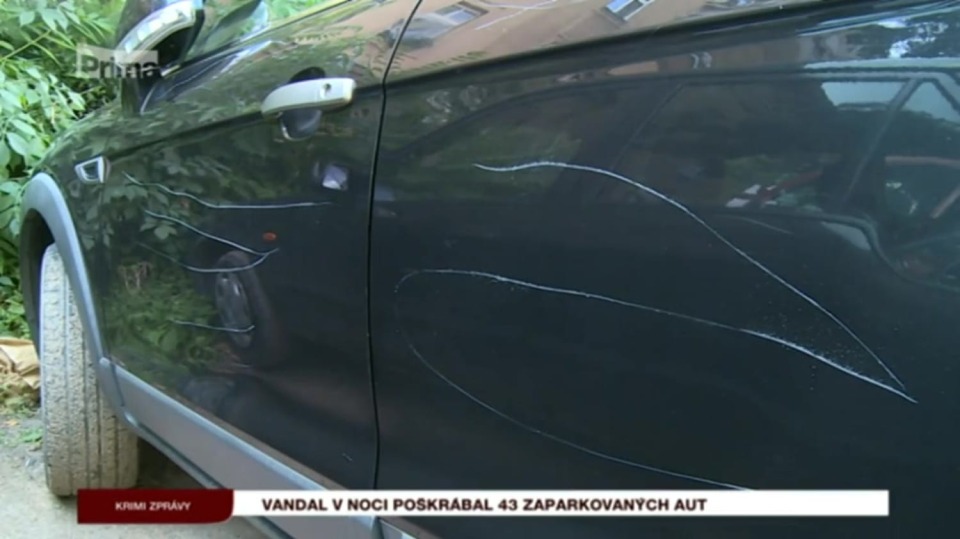 10. 8. 2017 KRIMI: Vandal v noci poškrábal 43 zaparkovaných aut